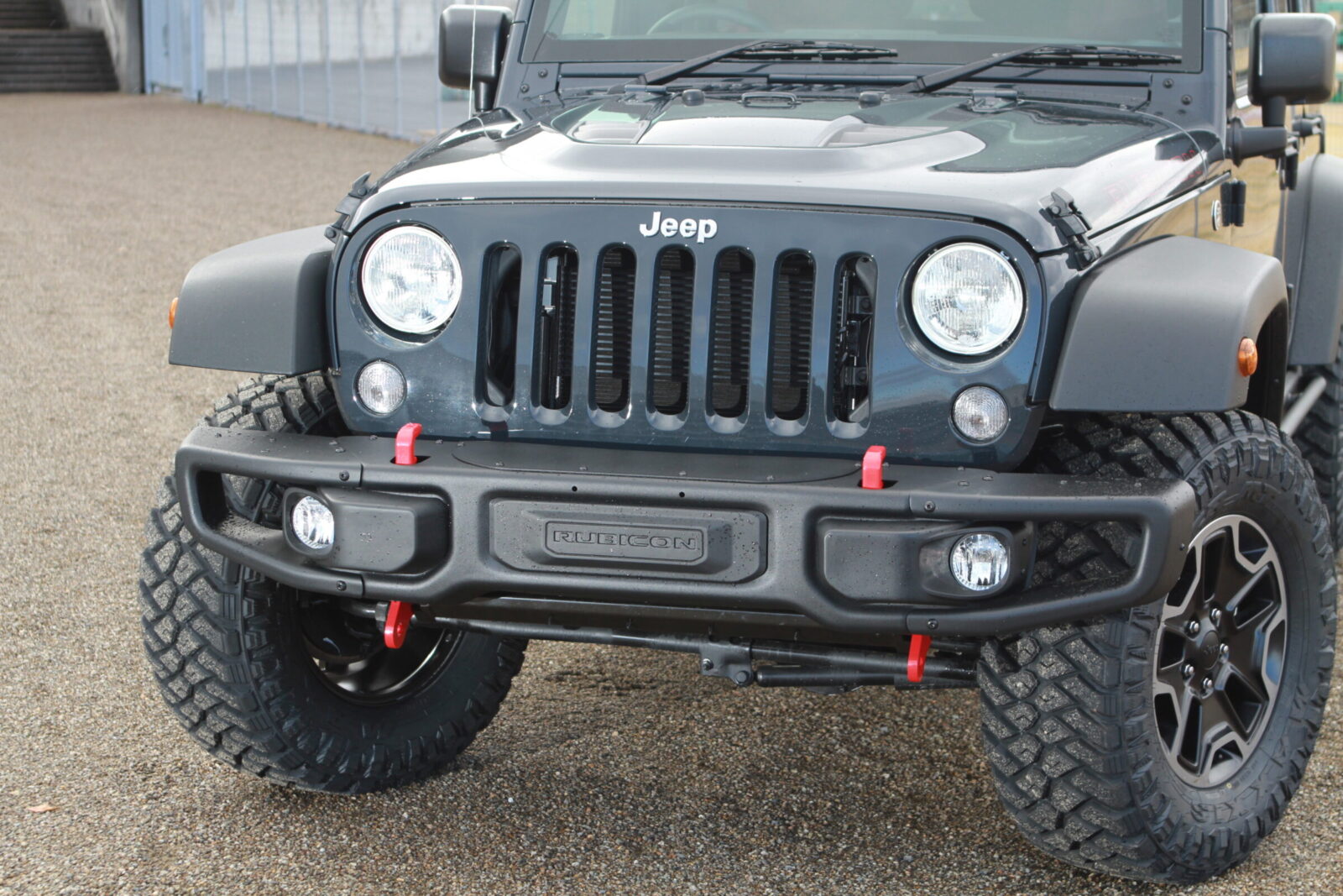 JK Wrangler Unlimited GRAVEL AUTO SERVICE エクステリアはUS仕様のルビコン純正品に変更し、日本仕様をUSDMな雰囲気を盛り込んだスタイリングとしている。