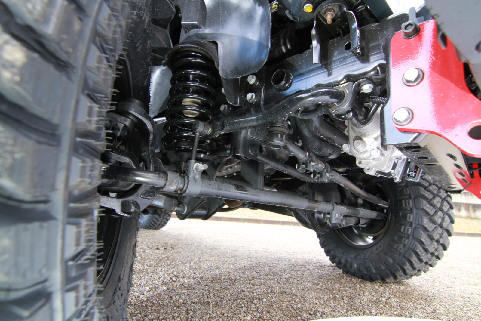 JK Wrangler Unlimited GRAVEL AUTO SERVICE サスペンションはグラベルオートサービスオリジナルの2インチリフトアップコイルをインストール。ノーマルショックとの組み合わせとすることで、気軽にリフトアップスタイルが楽しめる。もちろん、社外ショックへの変更も可能だ。