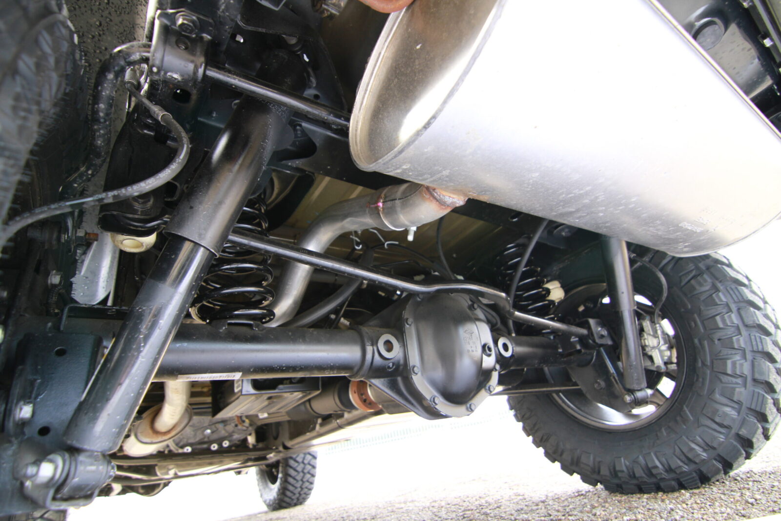 JK Wrangler Unlimited GRAVEL AUTO SERVICE サスペンションはグラベルオートサービスオリジナルの2インチリフトアップコイルをインストール。ノーマルショックとの組み合わせとすることで、気軽にリフトアップスタイルが楽しめる。もちろん、社外ショックへの変更も可能だ。