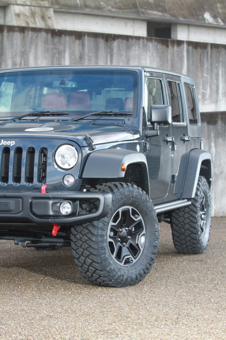 JK Wrangler Unlimited GRAVEL AUTO SERVICE エクステリアはUS仕様のルビコン純正品に変更し、日本仕様をUSDMな雰囲気を盛り込んだスタイリングとしている。