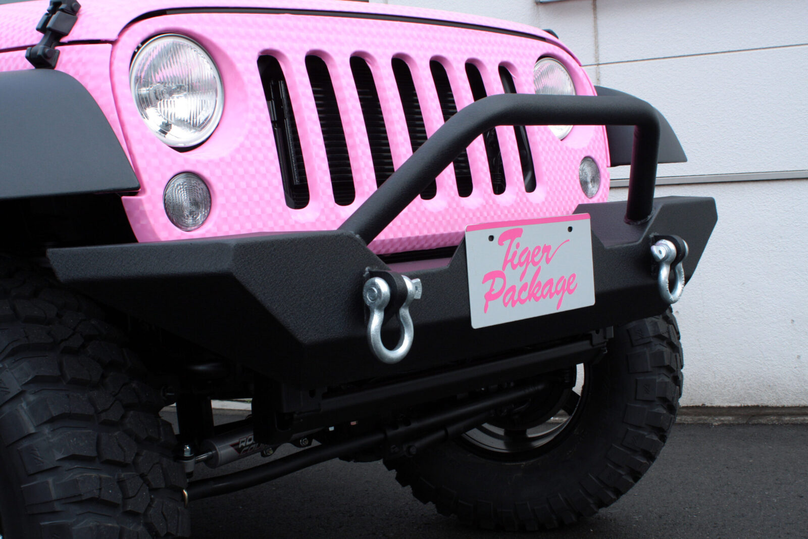 JK WRANGLER UNLIMITED TIGER AUTO 女性的印象になりがちなピンク色にフロントバンパーでワイルドさを追加。