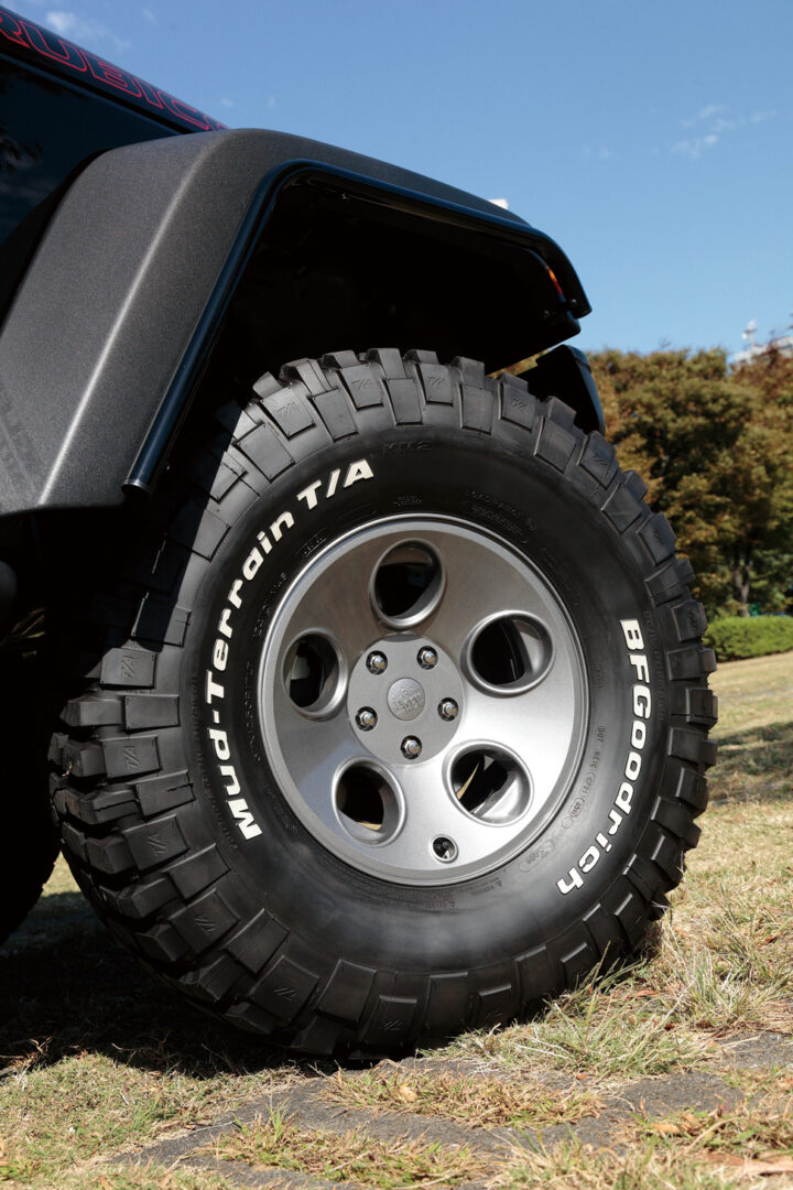 JK WRANGLER UNLIMITED RUBICON RINEI 足元のインパクトを高める37インチホイールはAEV Savegre。アールを描くディスク面とデザイン形状、ガンメタの色合いがベストマッチ。