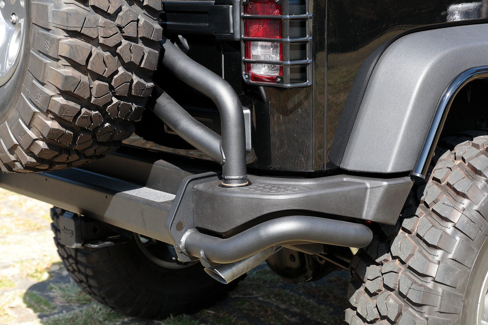 JK WRANGLER UNLIMITED RUBICON RINEI AEVのリアタイヤキャリアキットで、使い勝手を向上させている。