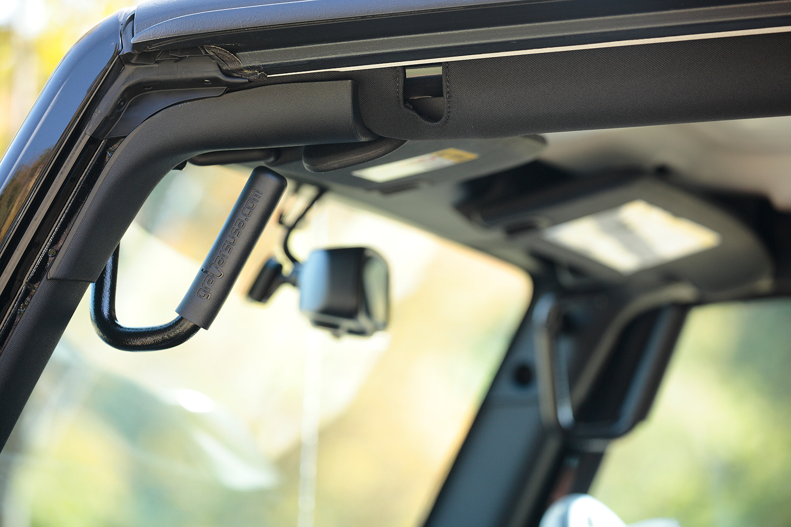JK WRANGLER UNLIMITED RUBICON RINEI 乗員の乗り降りをアシストするフロントグラバー。