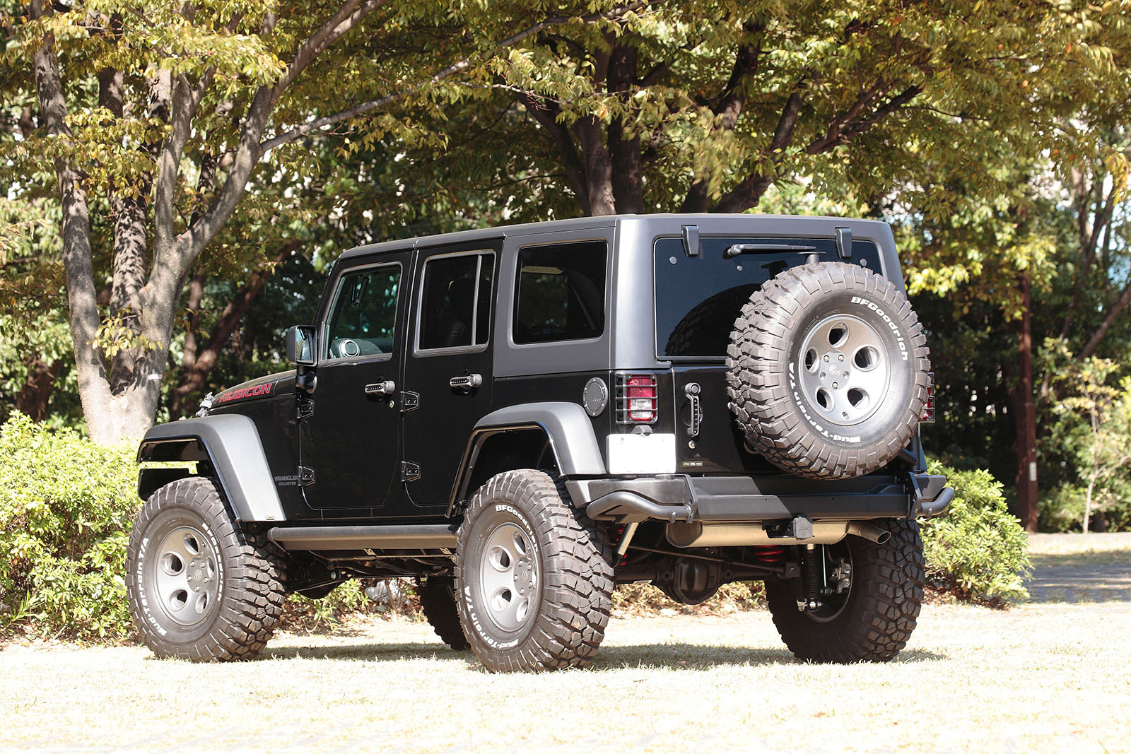 JK WRANGLER UNLIMITED RUBICON RINEI 最小限のパーツでオリジナルの良さを最大限に生かしたスタイリングが特徴。例えば、フェンダーはあえて変更せず、オリジナルのスタイル重視でいけるチューブフェンダーを追加することで、タイヤのハミ出しをカバーしている。