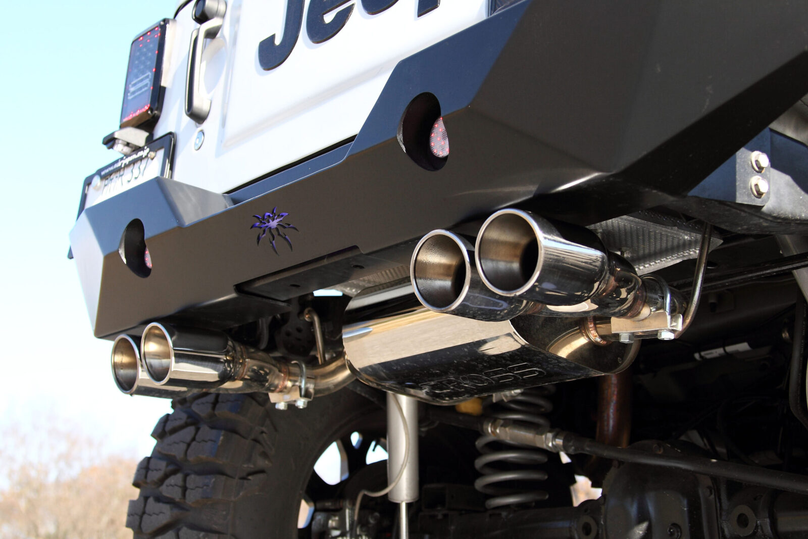 JK WRANGLER UNLIMITED 88 HOUSE MARINE WAVE スポーティな快音を轟かせるマフラーは4本出しテールを採用。