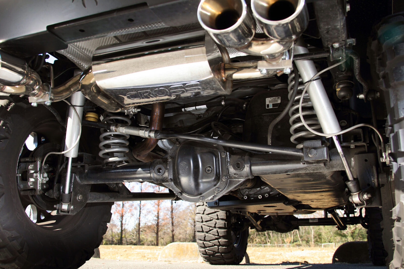JK WRANGLER UNLIMITED 88 HOUSE MARINE WAVE 本格的なオフロード仕様への発展が予想されるシンプルな足まわり。現状でもバランスの良さは及第点。