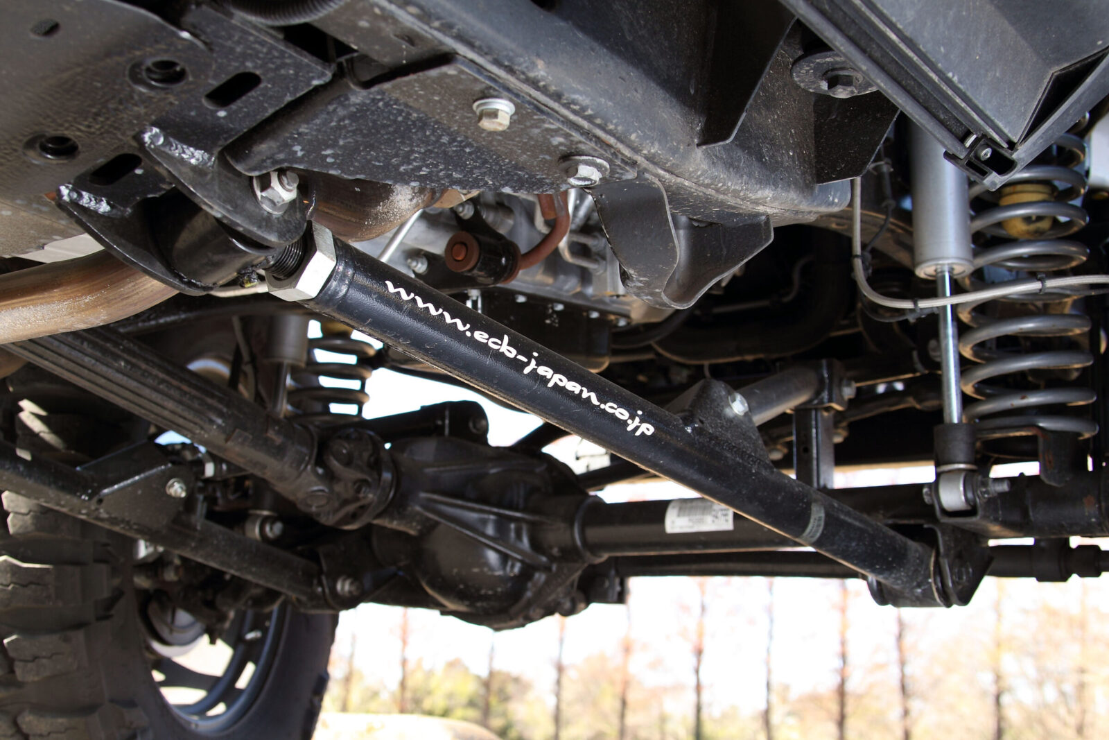 JK WRANGLER UNLIMITED 88 HOUSE MARINE WAVE ロングアームの装着によりストローク拡大とアライメント修正を行う。直進性の悪化も見られずフィーリングは良好。