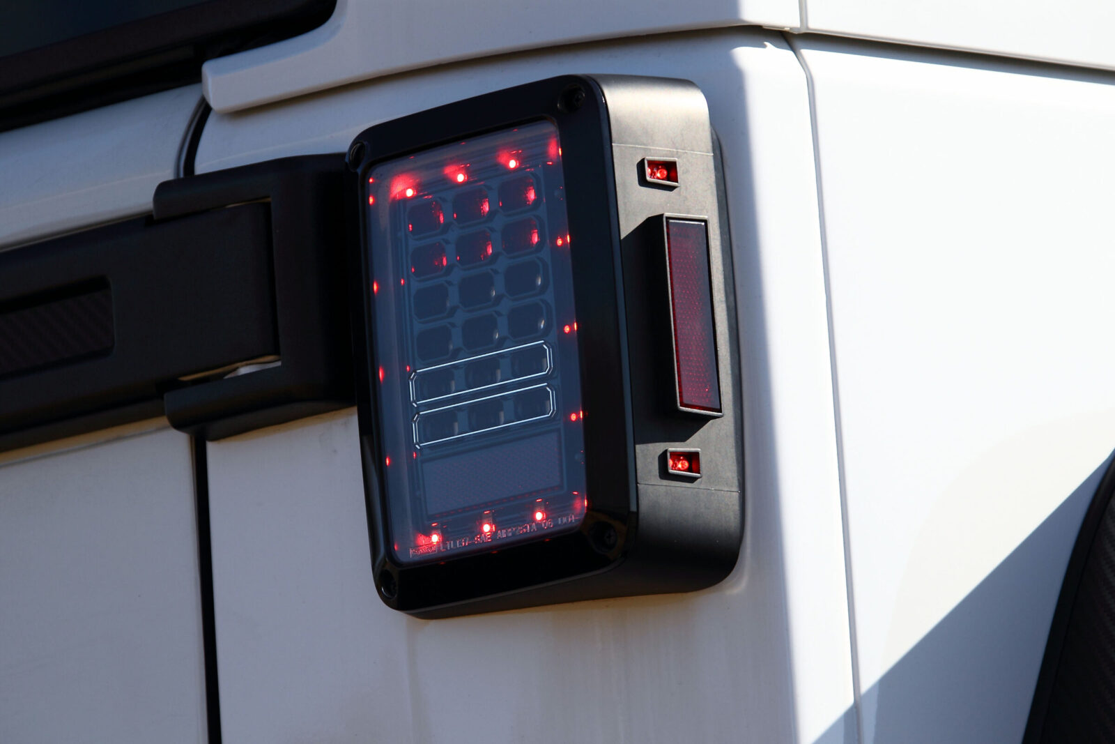 JK WRANGLER UNLIMITED 88 HOUSE MARINE WAVE リアビューにひと味加えるLEDのテールランプはマリンウェーブのオリジナルアイテム。