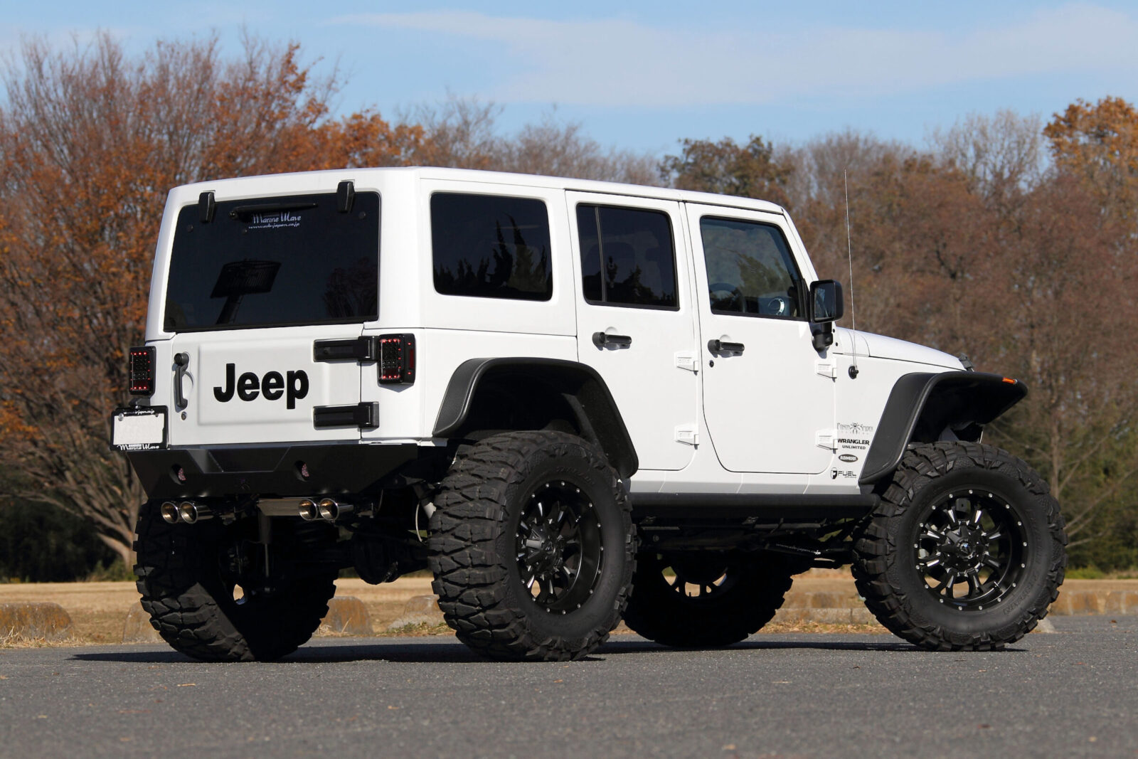JK WRANGLER UNLIMITED 88 HOUSE MARINE WAVE 6インチアップとファットなシューズの組み合わせ。それでいて良好なスタイルを維持できるのはJKの許容力と巧みなパーツセレクトがあってこそ。