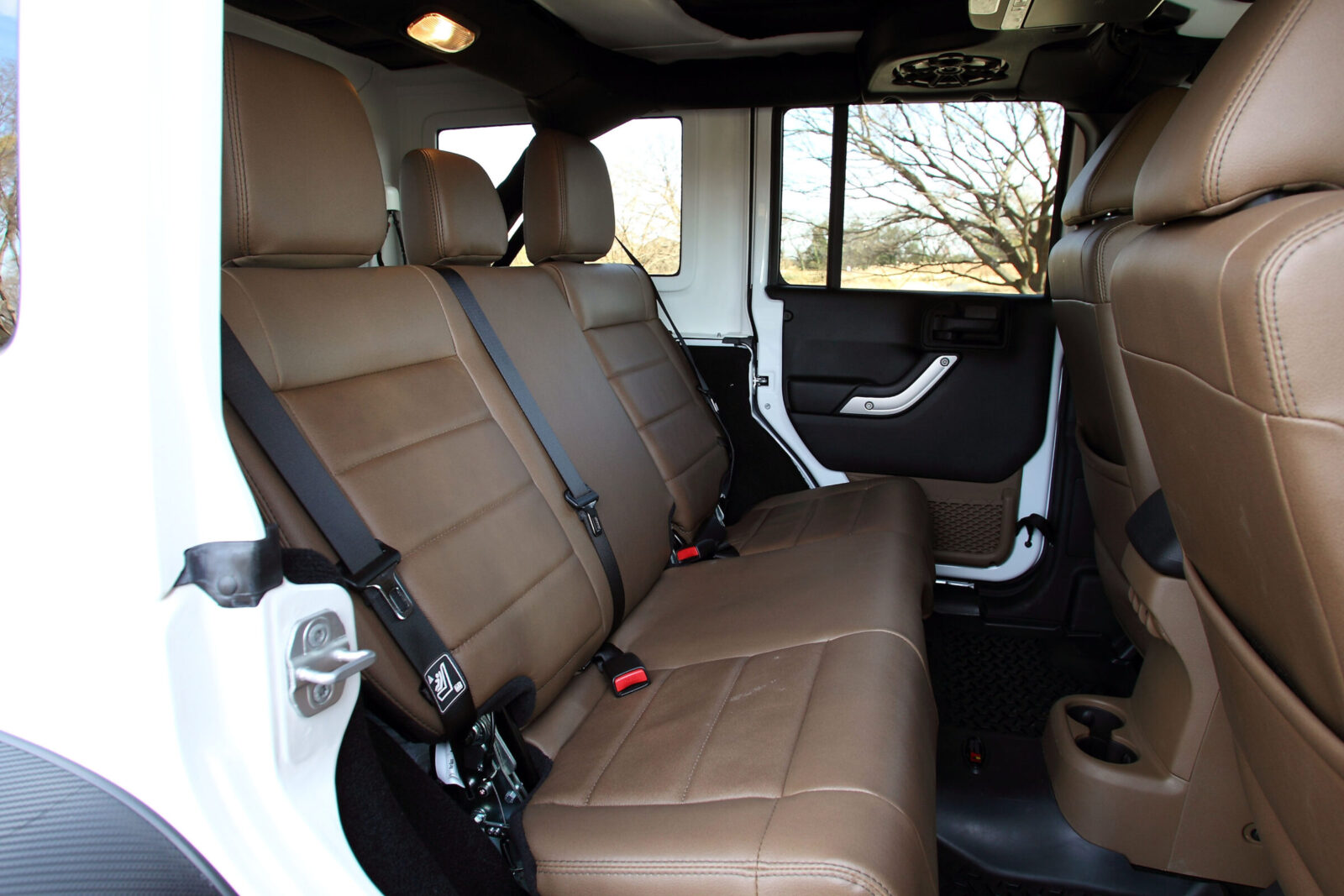 JK WRANGLER UNLIMITED 88 HOUSE MARINE WAVE リアシートのバックレストは緩やかな傾斜となるリクライニングキットを装着。