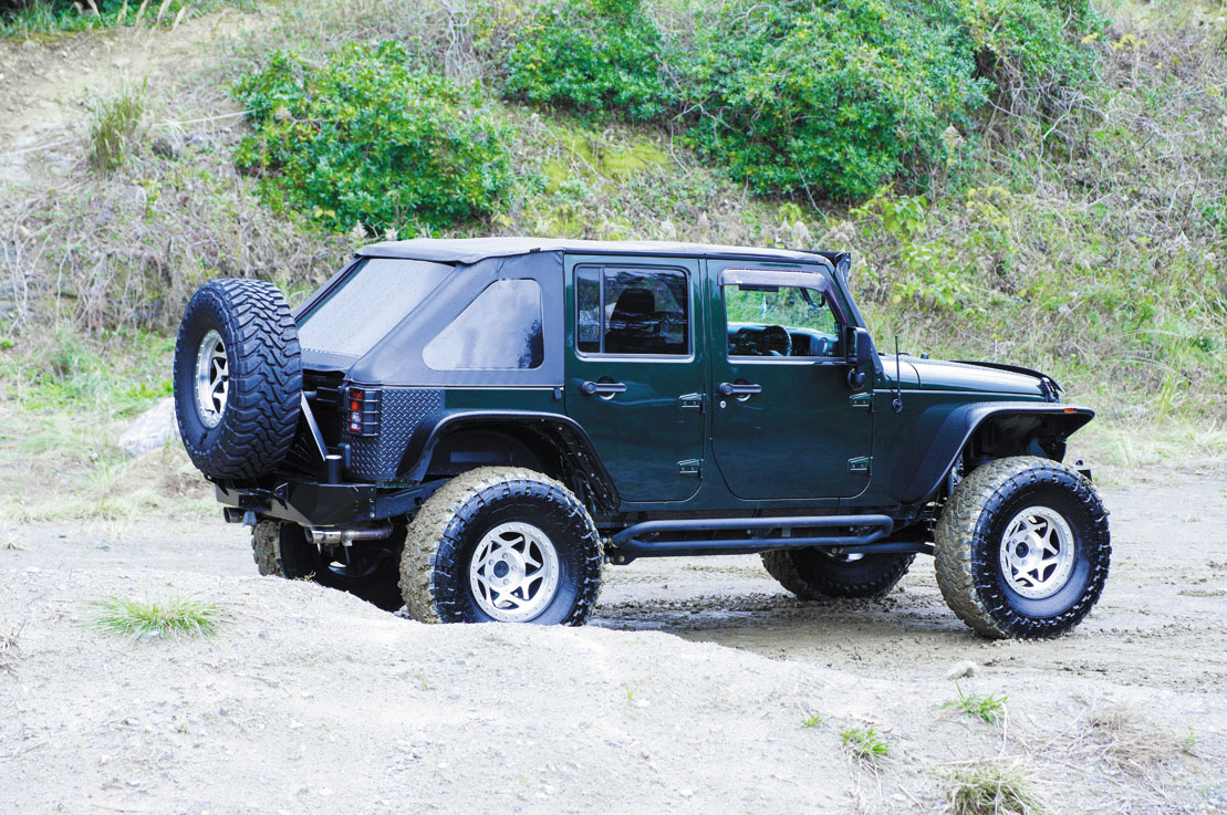 JK WRANGLER UNLIMITED SCT-XWD XENONの1.5インチワイドとなるフェンダーフレアを装着して迫力のスタイルに。ヘッドライトはJ.W SPEAKER製のLEDに変更されている。トップはTrektop NXを採用した。
