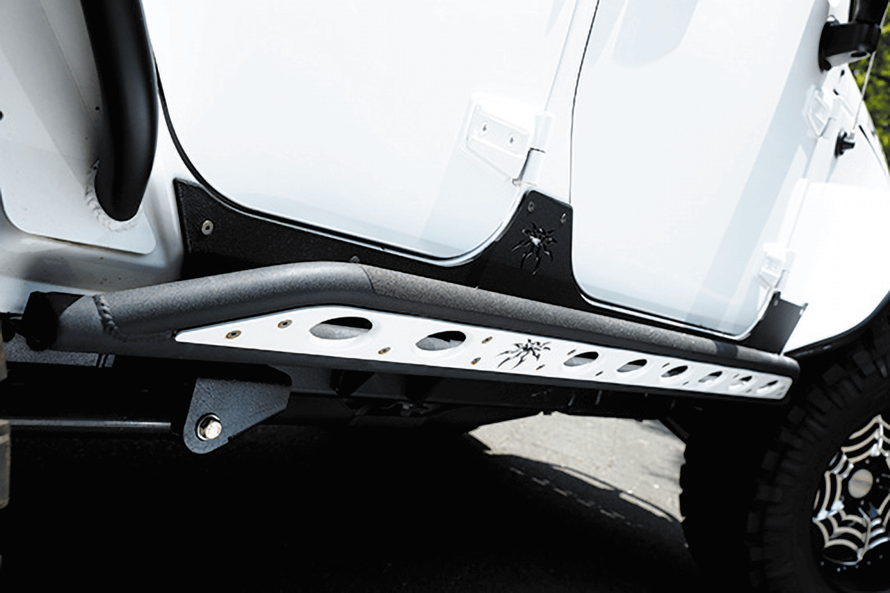 ロッカーガード(POISON SPYDER製)の装着で迫力あるルックスに。JK Wrangler Unlimited/ TOP RANKAZ