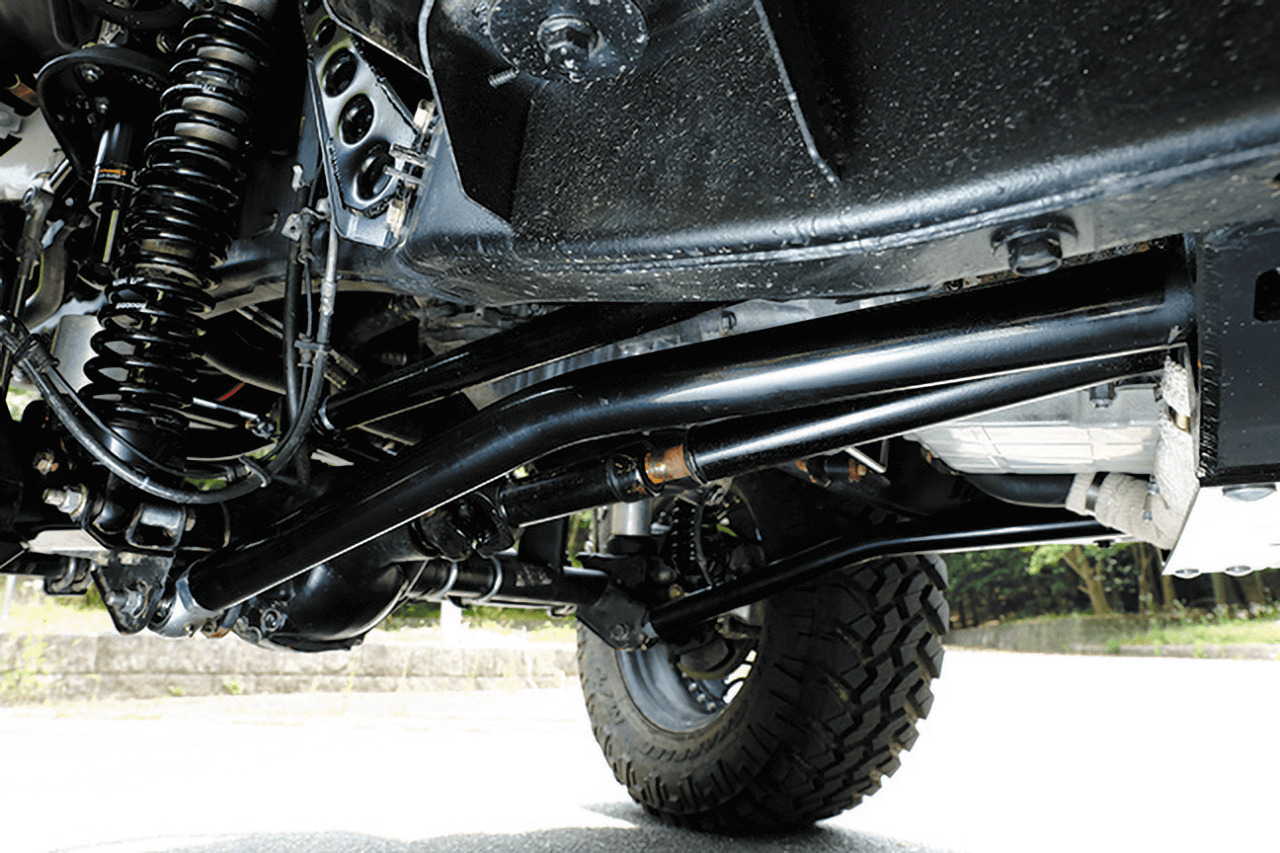 フロントサスは変形アームの4リンク方式。JK Wrangler Unlimited/ TOP RANKAZ