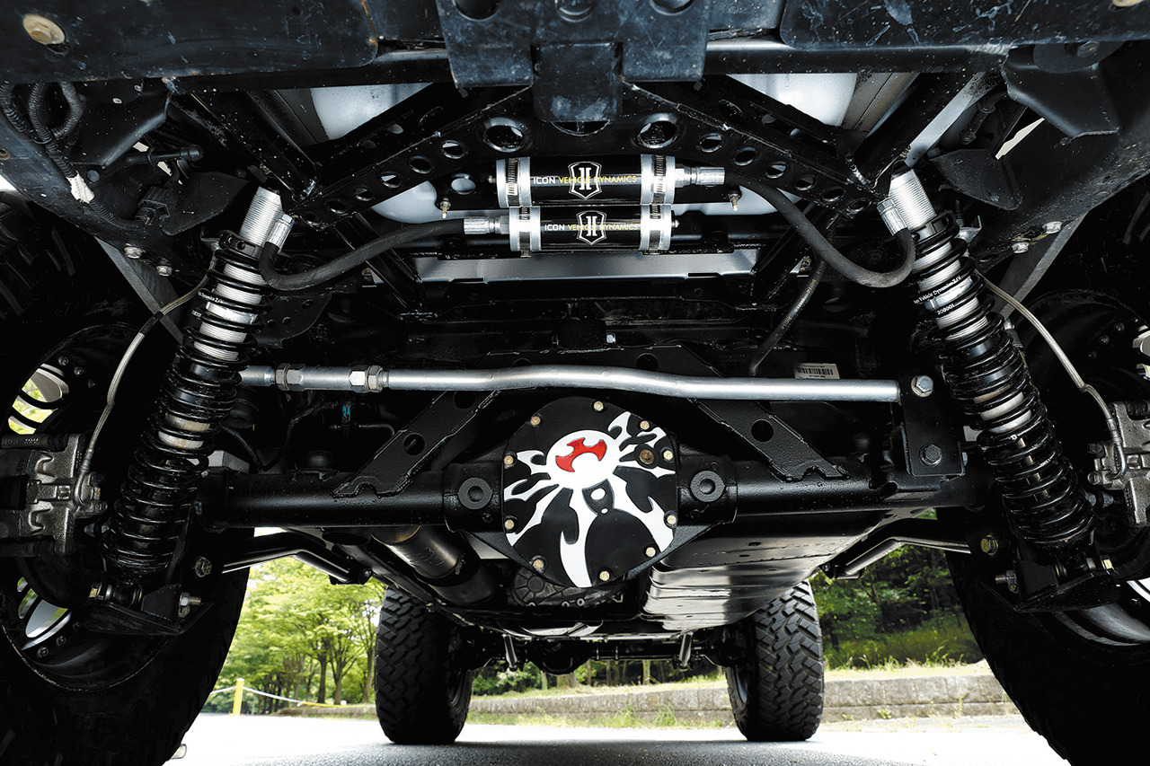 デフケースのロゴが迫力あるリアビューを作る。JK Wrangler Unlimited/ TOP RANKAZ