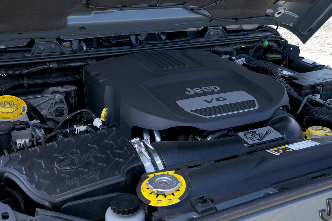エンジンルームにはafeのエアインテークシステムをインストール。エアクリーナーボックスからアッセンブリーで交換。 JK Wrangler Unlimited / TECH FOUR
