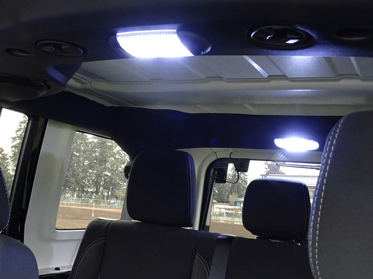 内装の照明はLEDに変更してスタイリッシュな室内となっている。JK Wrangler Unlimited / TIGER AUTO