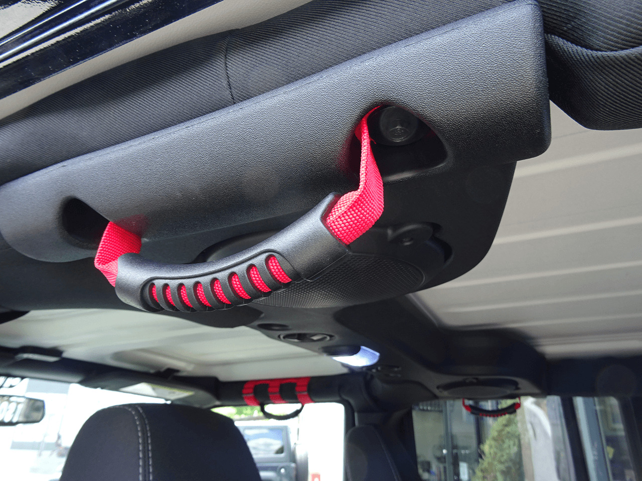 グラブハンドルは赤と黒からチョイスが可能。JK Wrangler Unlimited / TIGER AUTO