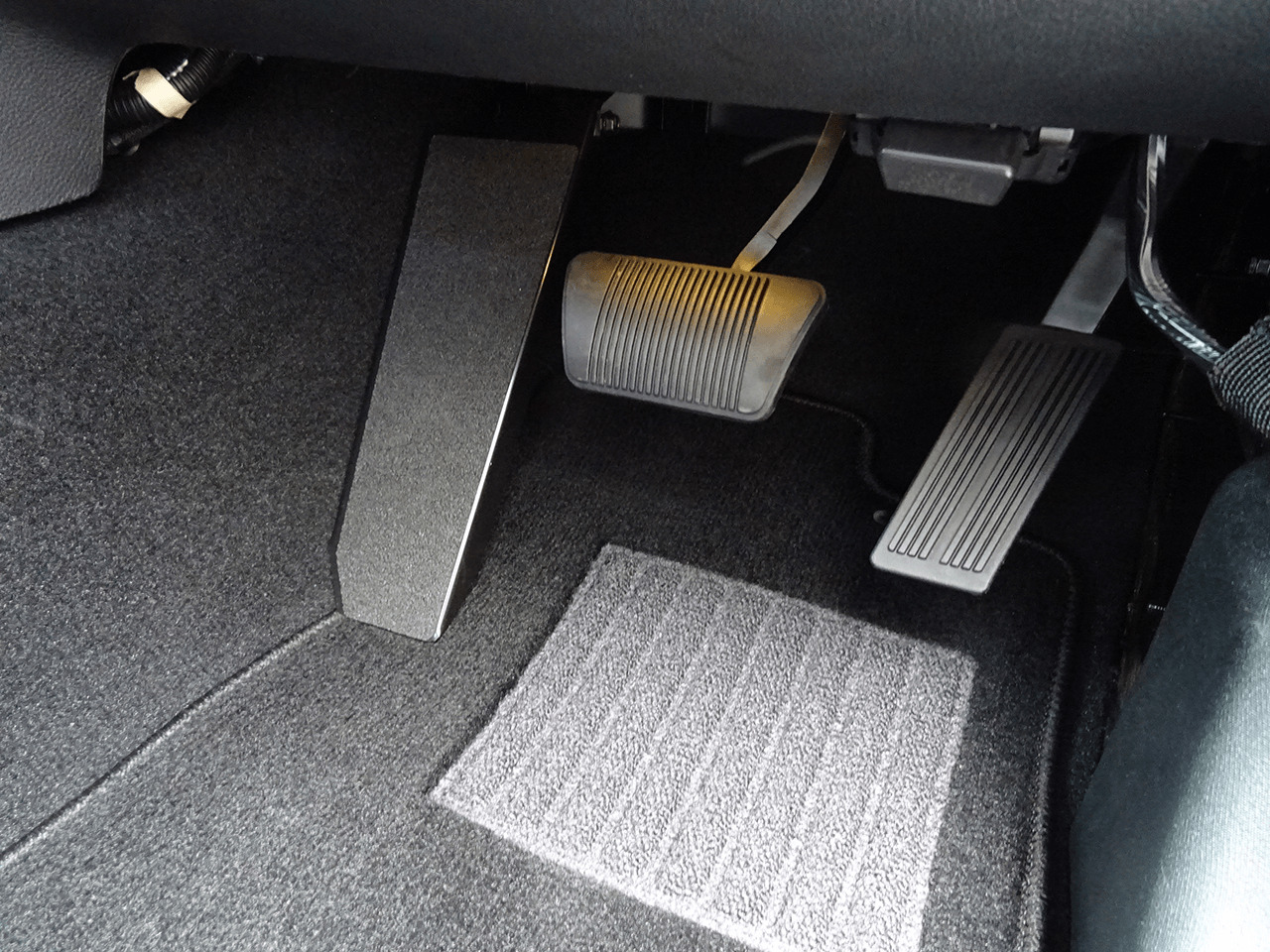 アクセルペダルやフットレストブラケットも標準装備している。 JK Wrangler Unlimited / TIGER AUTO