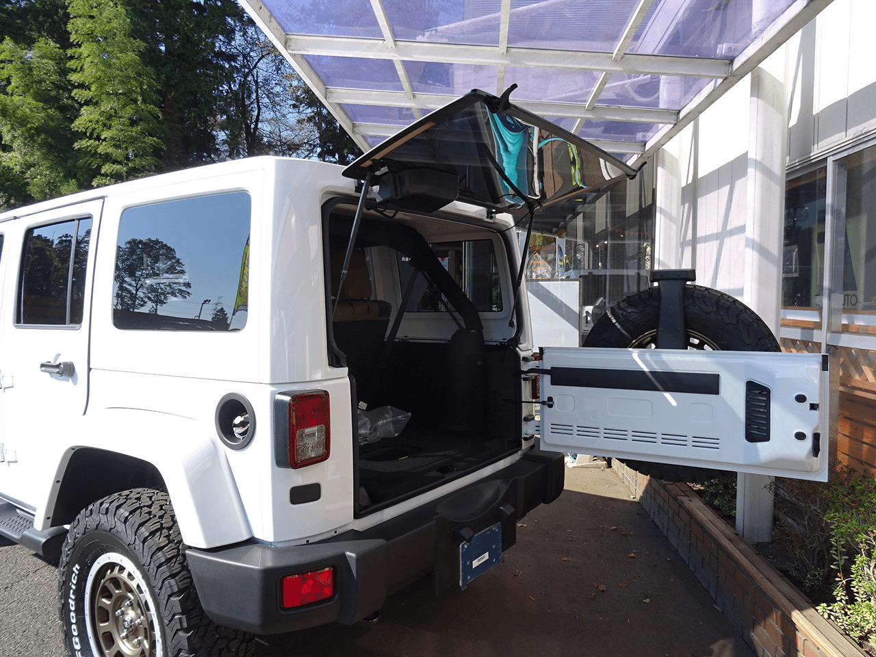リアゲートは横開きなので女性でも楽に開閉できる。JK Wrangler Unlimited / TIGER AUTO