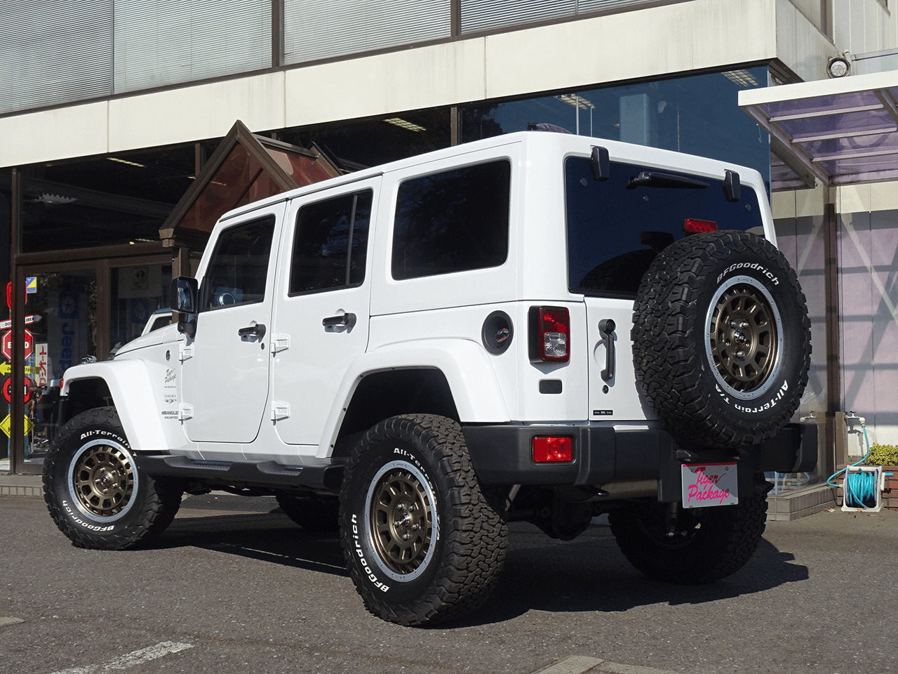 新登場のAタイプは2インチアップ。女性や子供の乗降を考えた仕様だ。JK Wrangler Unlimited / TIGER AUTO