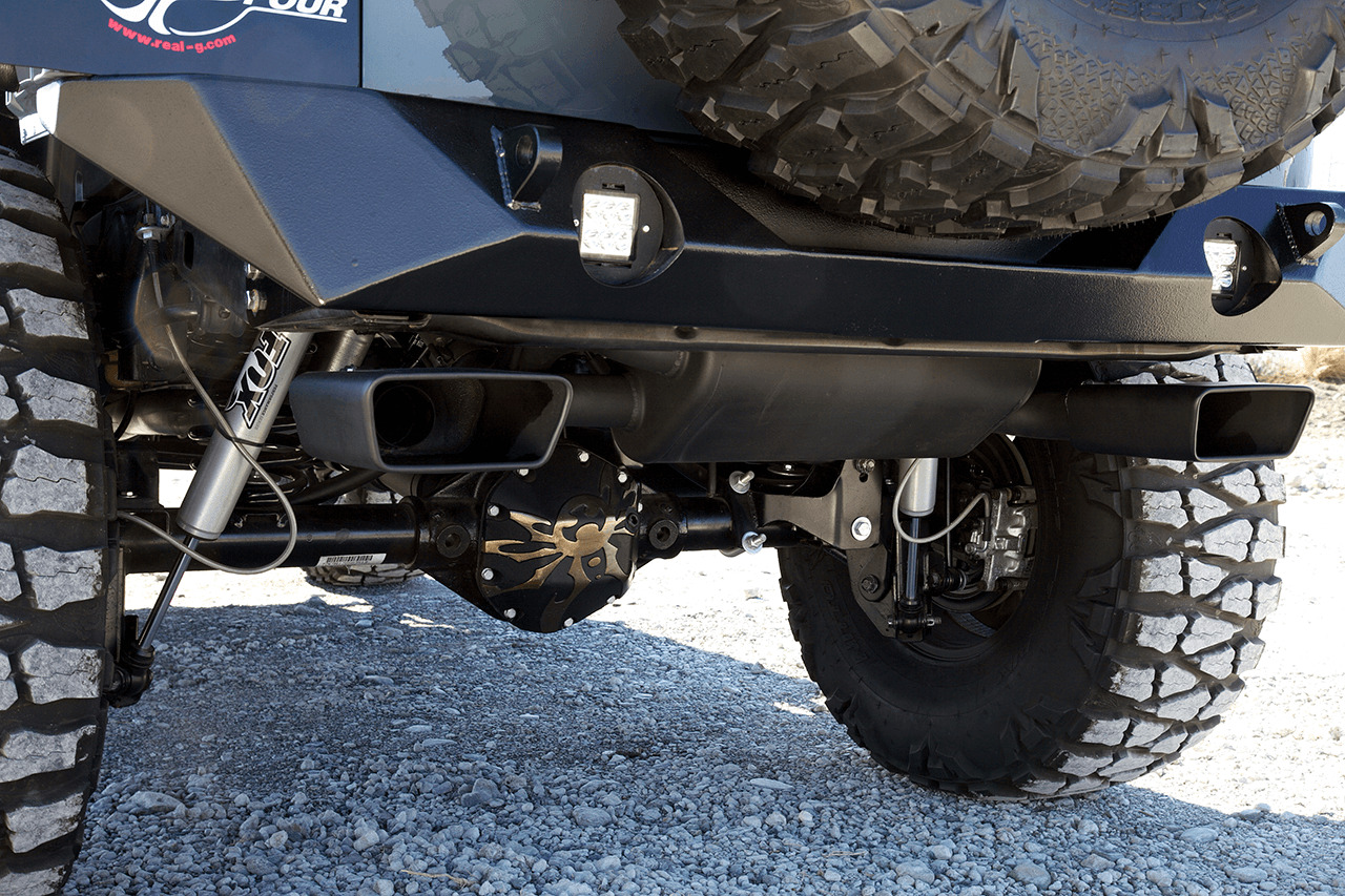 リアはPOISON SPYDERのRBリアバンパーとREAL-Gのエキゾースト・ブラックフィニッシュでモディファイ。 JK Wrangler Unlimited / TECH FOUR
