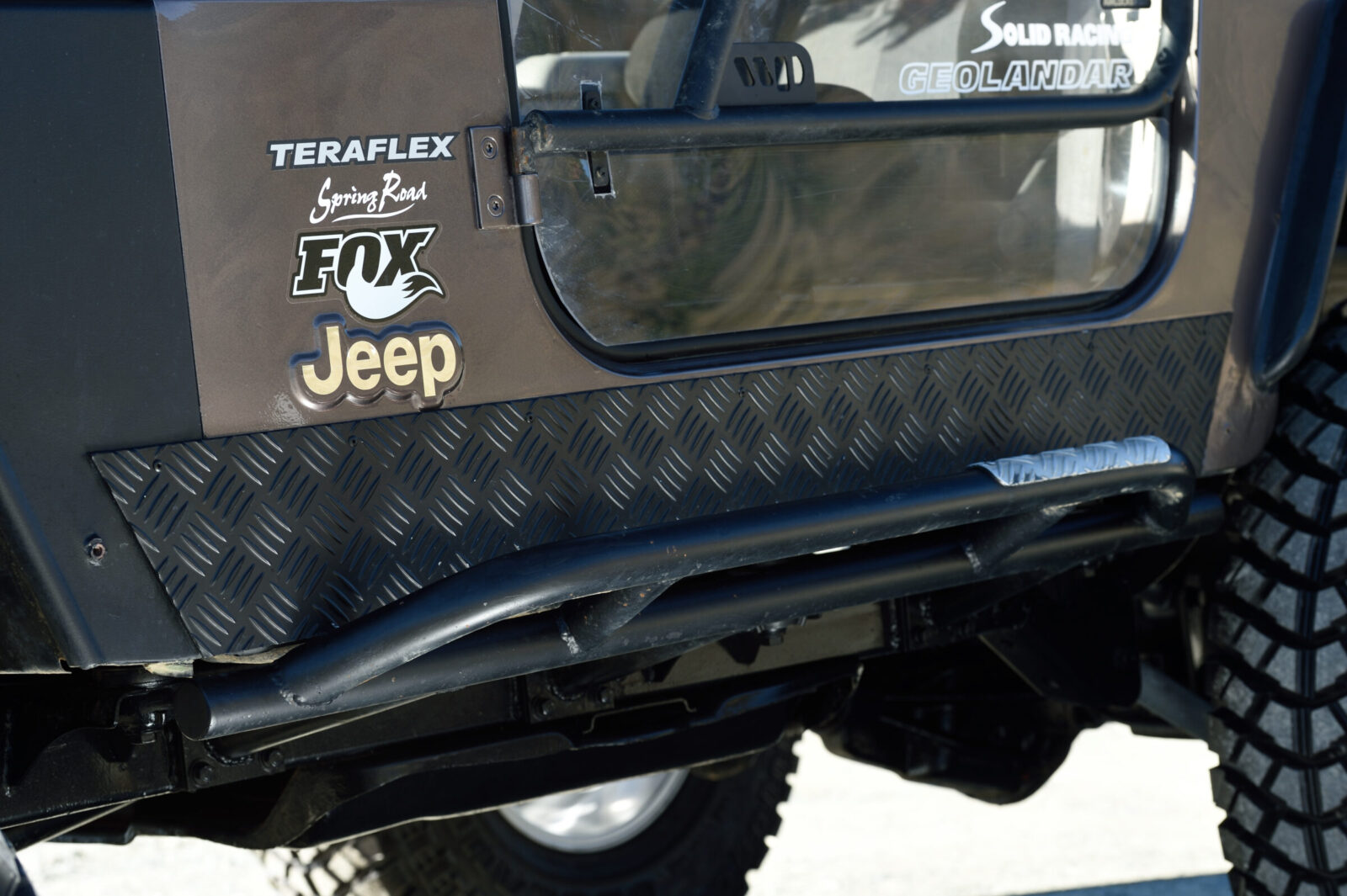 ワンオフロックスライダーを装備し、ロックセクションの走行を想定。 TJ Wrangler Springroad