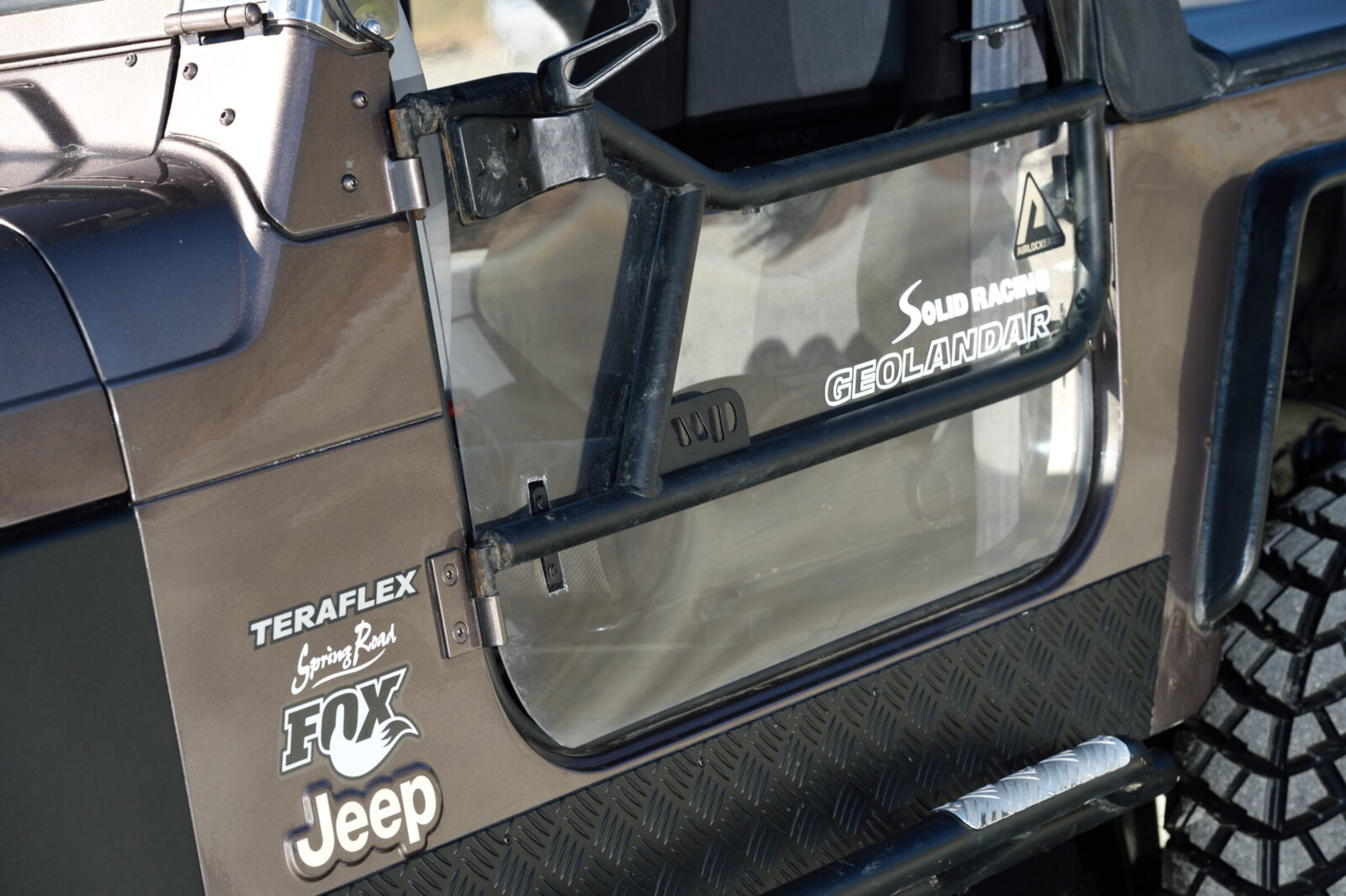 競技の際にはパイプドアを使用。取材時は片側のみをパイプドアとしていた。 TJ Wrangler Springroad