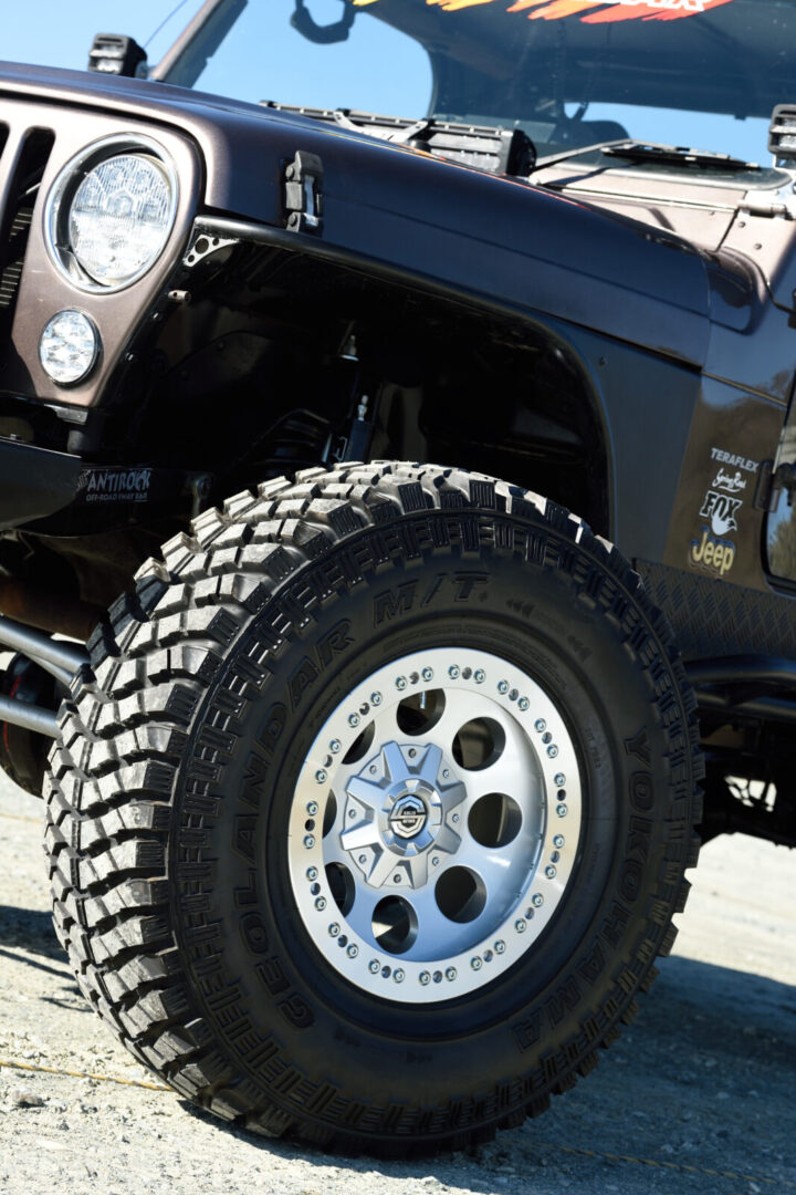 ホイールはビードロック付きのSOLID RACING(17インチ)。タイヤはヨコハマだ。 TJ Wrangler Springroad