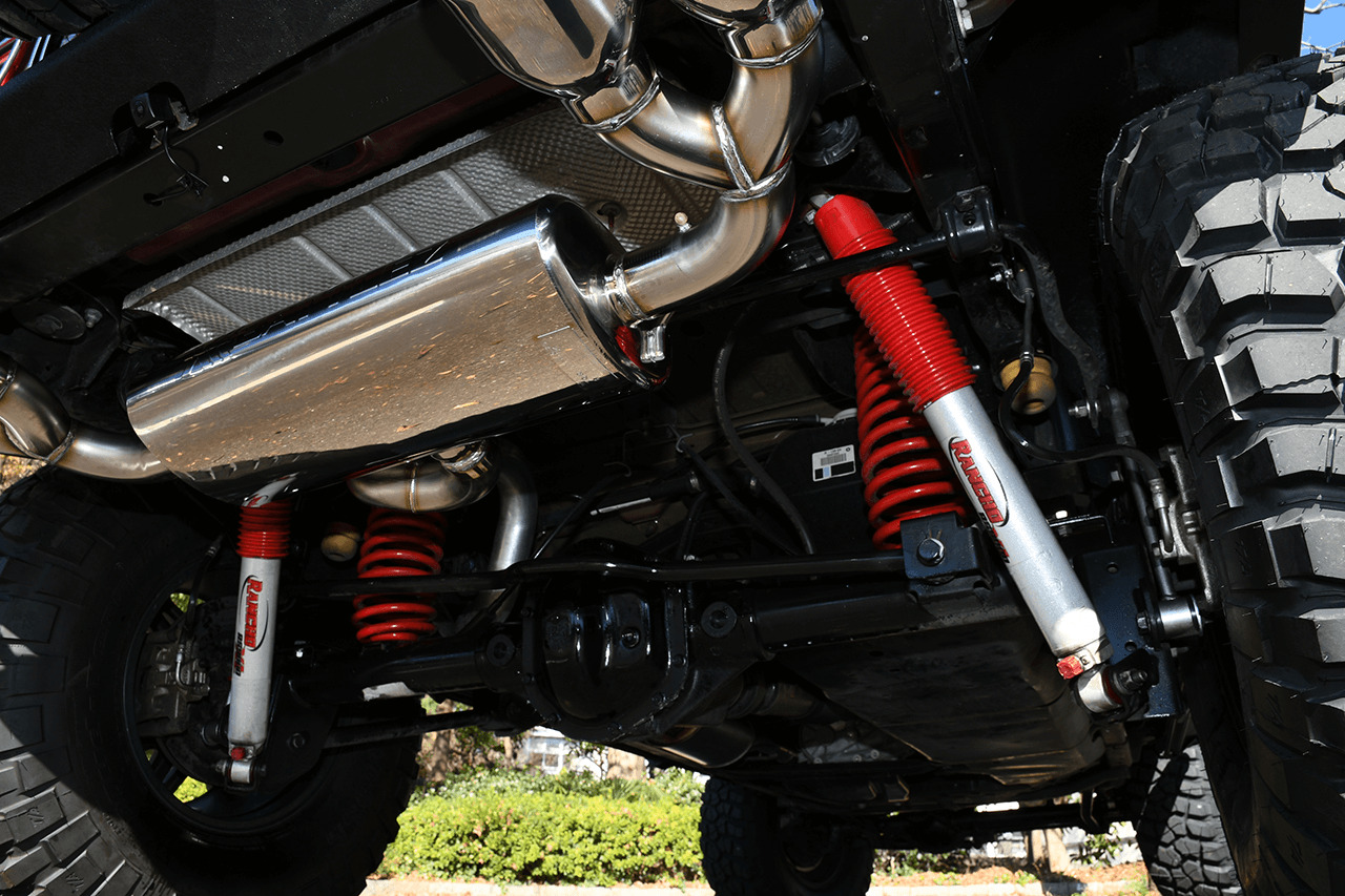 デモカーは後期型3.6Lエンジン搭載車のため、エキゾーストスペーサーも装備。JK Wrangler Unlimited / RINEI