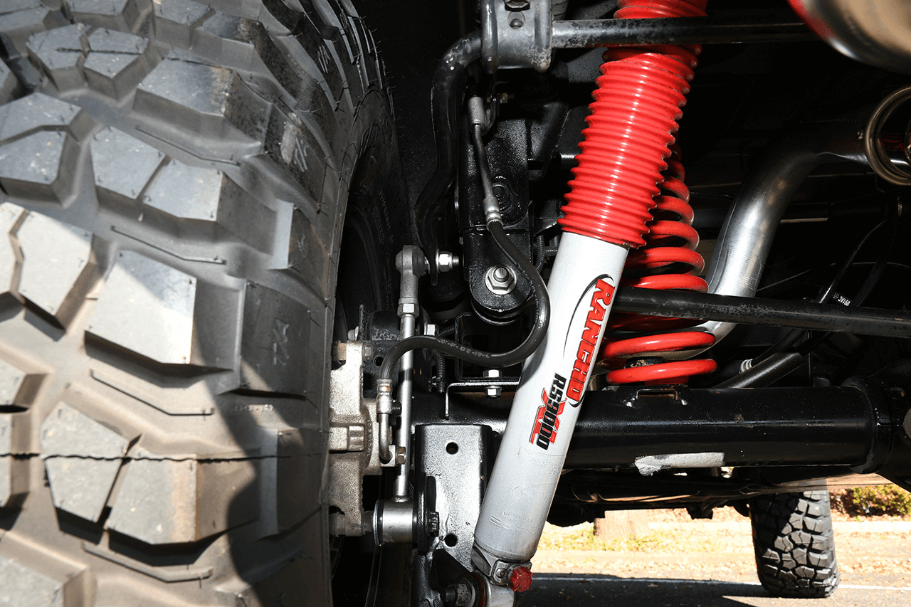 補正パーツとしてラテラルロッドダウンブラケット、スタビライザーステー、バンプスペーサーを装備。JK Wrangler Unlimited / RINEI