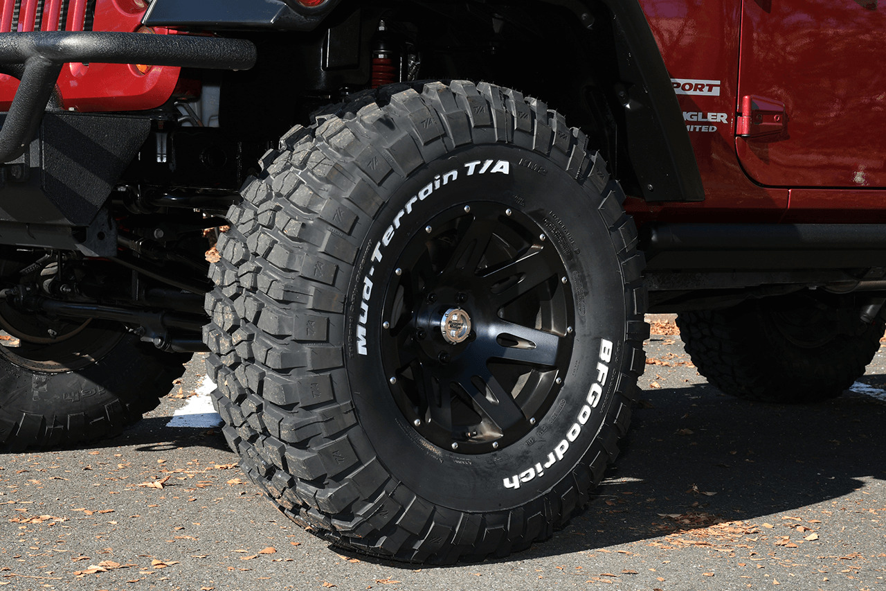 37×12.5R17サイズのBFグッドリッチM/Tタイヤに、ブラックカラーのラギッドリッジXHDホイールで足元が引き締まって見える。JK Wrangler Unlimited / RINEI