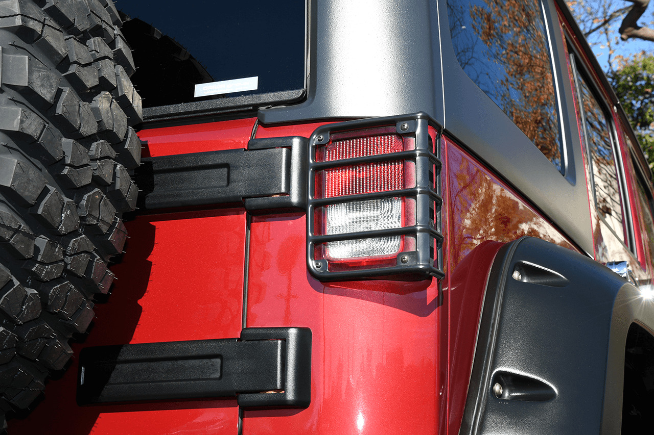 テールランプにもヘッドライト同様にガードを装着する。JK Wrangler Unlimited / RINEI