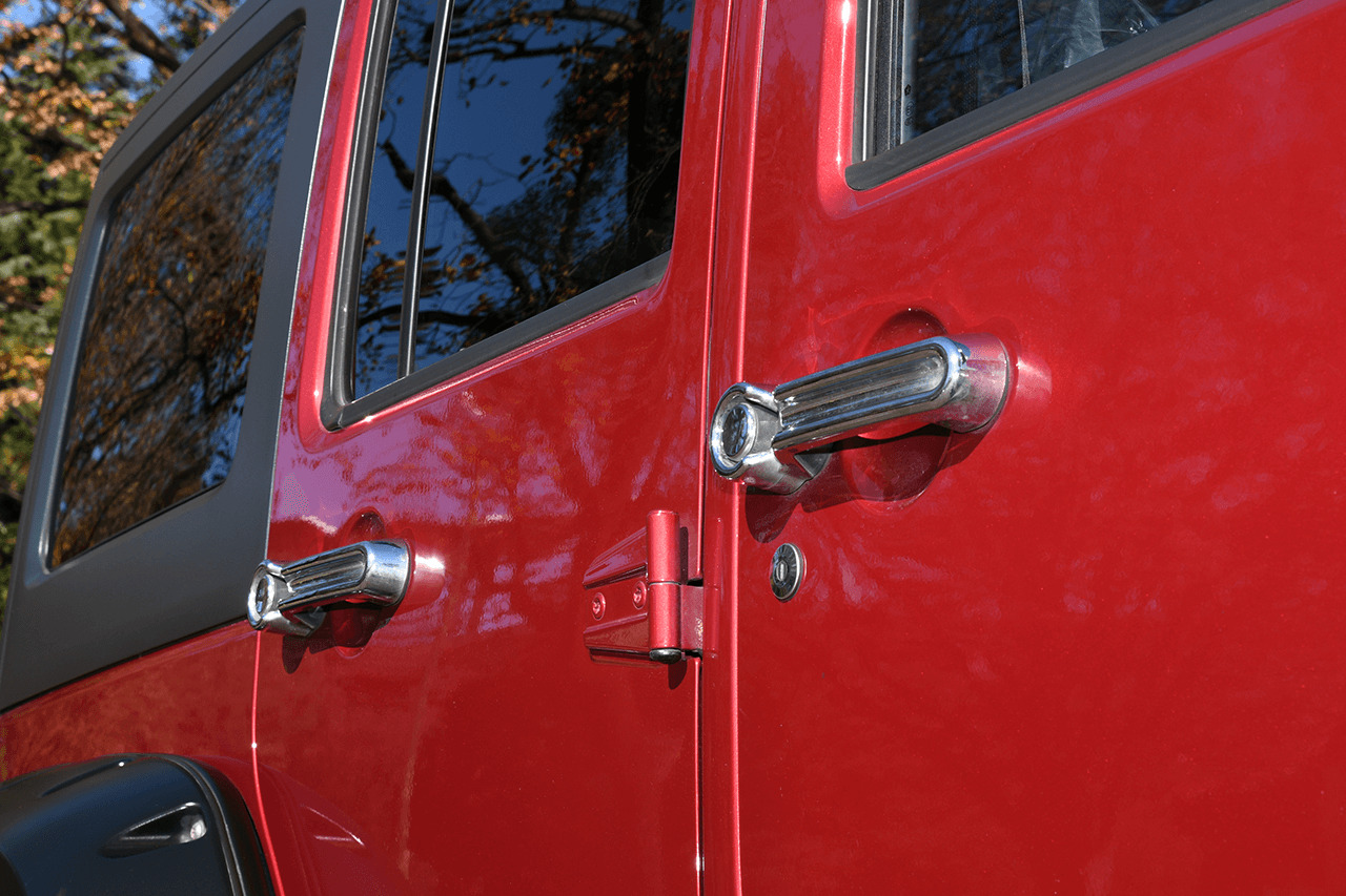 ドアハンドルにはメッキカバーを取り付けてアクセントを加えている。JK Wrangler Unlimited / RINEI