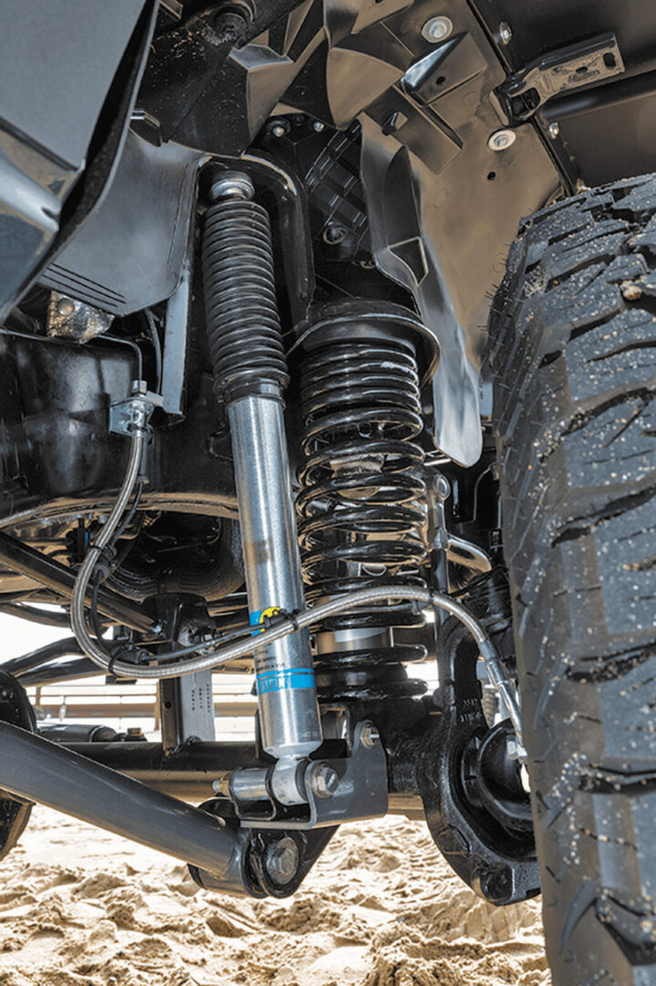 ショックは前後ともUSビルシュタイン製。スウェイバー(スタビライザー)リンクも変更。JK WRANGLER UNLIMITED / SCT-XWD