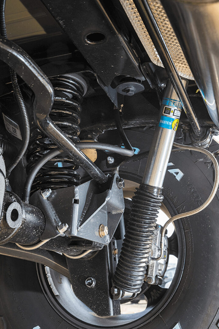 ショックは前後ともUSビルシュタイン製。スウェイバー(スタビライザー)リンクも変更。JK WRANGLER UNLIMITED / SCT-XWD