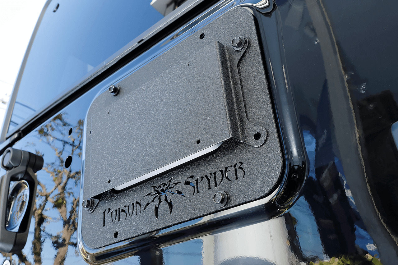 リアのスペアタイヤは外され、ポイズンスパイダーのカバーを装着。JK Wrangler Unlimited / TIGER AUTO
