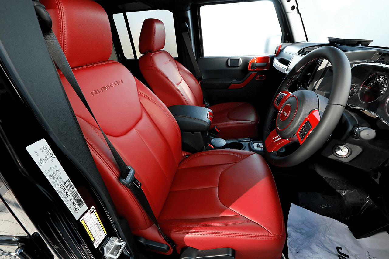 シートはルビコン専用インテリアのレッドレザーだ。JK Wrangler Unlimited / TIGER AUTO