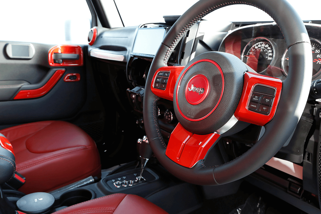 ステアリングやドアのグリップにはレッドのカラーパネルを装着。JK Wrangler Unlimited / TIGER AUTO