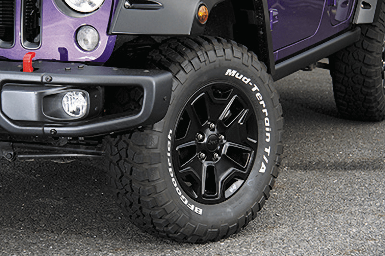 フロントにはUS仕様のルビコンバンパーを装着。50㎜のリフトアップで、タイヤを265/70R17に変更。オーバーフェンダーを交換し、ワイド化を図っている。JEEP WRANGLER RUBICON / FIVE STAR TOTO