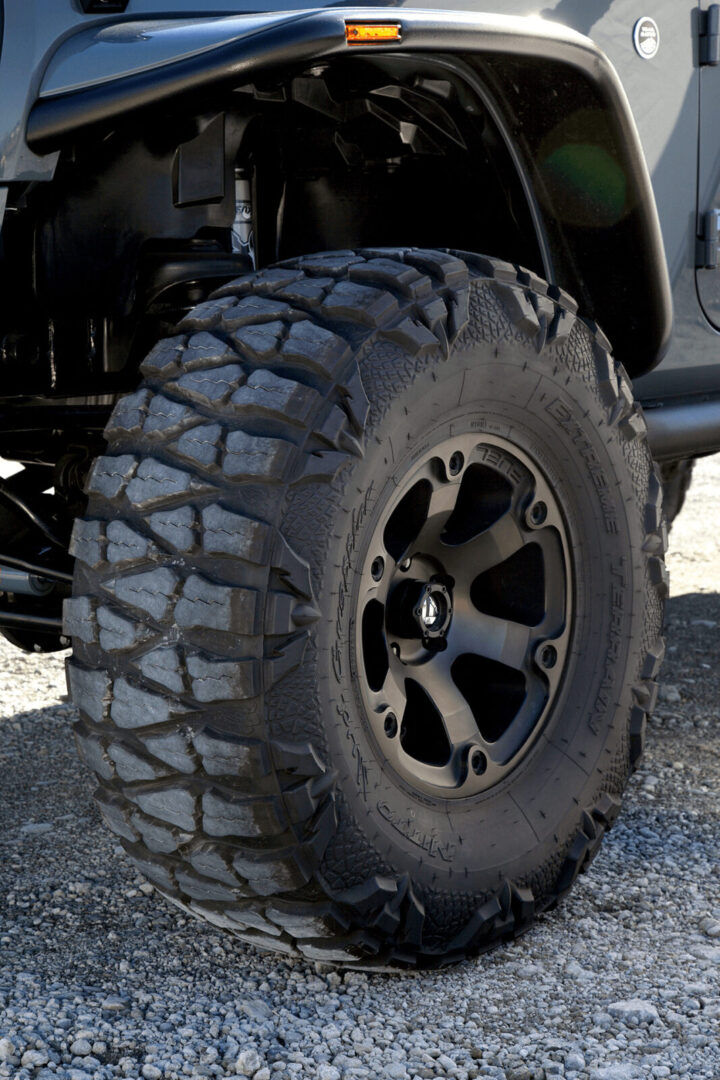 タイヤはニットーのマッドグラップラーで、サイズは37×13.50R17。ワイルドなデザインが特徴だ。 JK Wrangler Unlimited / TECH FOUR