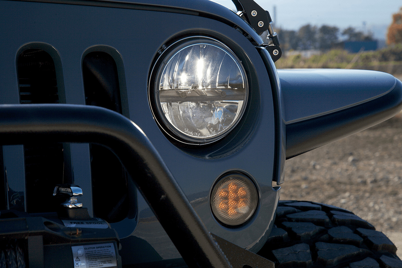 TRUCKLIGHTのLEDヘッドライトとLEDフロントウインカー・スモークで細部もきちんと仕上げている。 JK Wrangler Unlimited / TECH FOUR