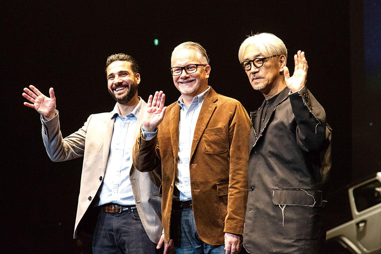 坂本龍一氏(右)、ポンタス・ヘグストロム氏(中央)、クリス・ピシテリ氏(左)によるフォトセッションも行なわれ、会場は最高潮に盛り上がった。