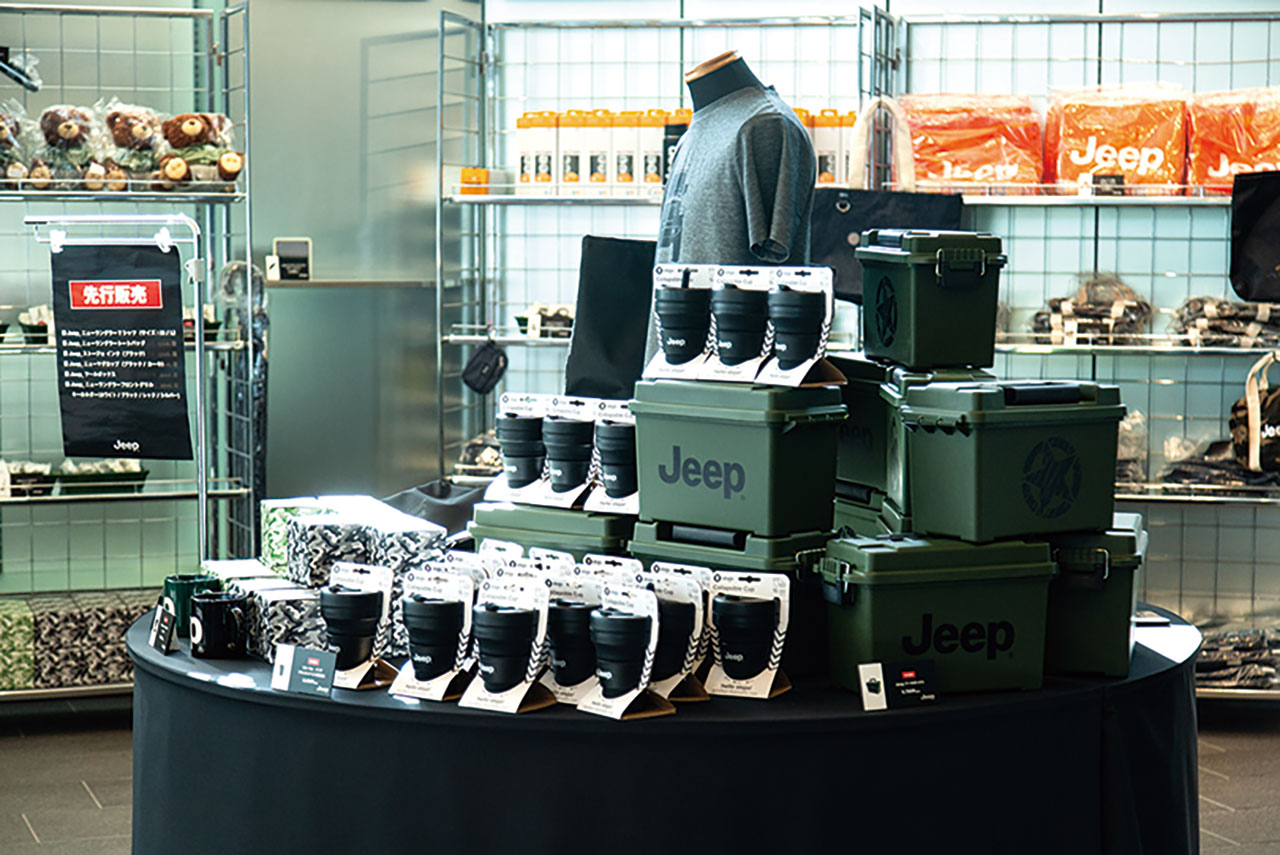 会場内の一角にはアパレルやアウトドアグッズなどの販売コーナーも設けられていた。Jeep®ファンにはたまらない、先行販売のアイテムもディスプレイ。