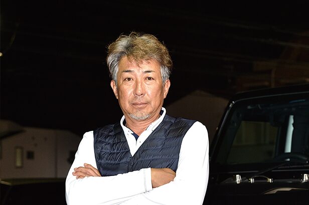 車両オーナー:藤井勝也さん
電気関連の会社を営む藤井さんは、昨年、仕事先で偶然出合ったJKショートのカッコ良さにノックアウトされ後期型を新車で手に入れた。なんと普段の仕事の機材搬送車として、そして趣味のジェットスキーのトランポとしてコレ1台で補っているそう。とてもディープでカッコイイJeepファンなのである。