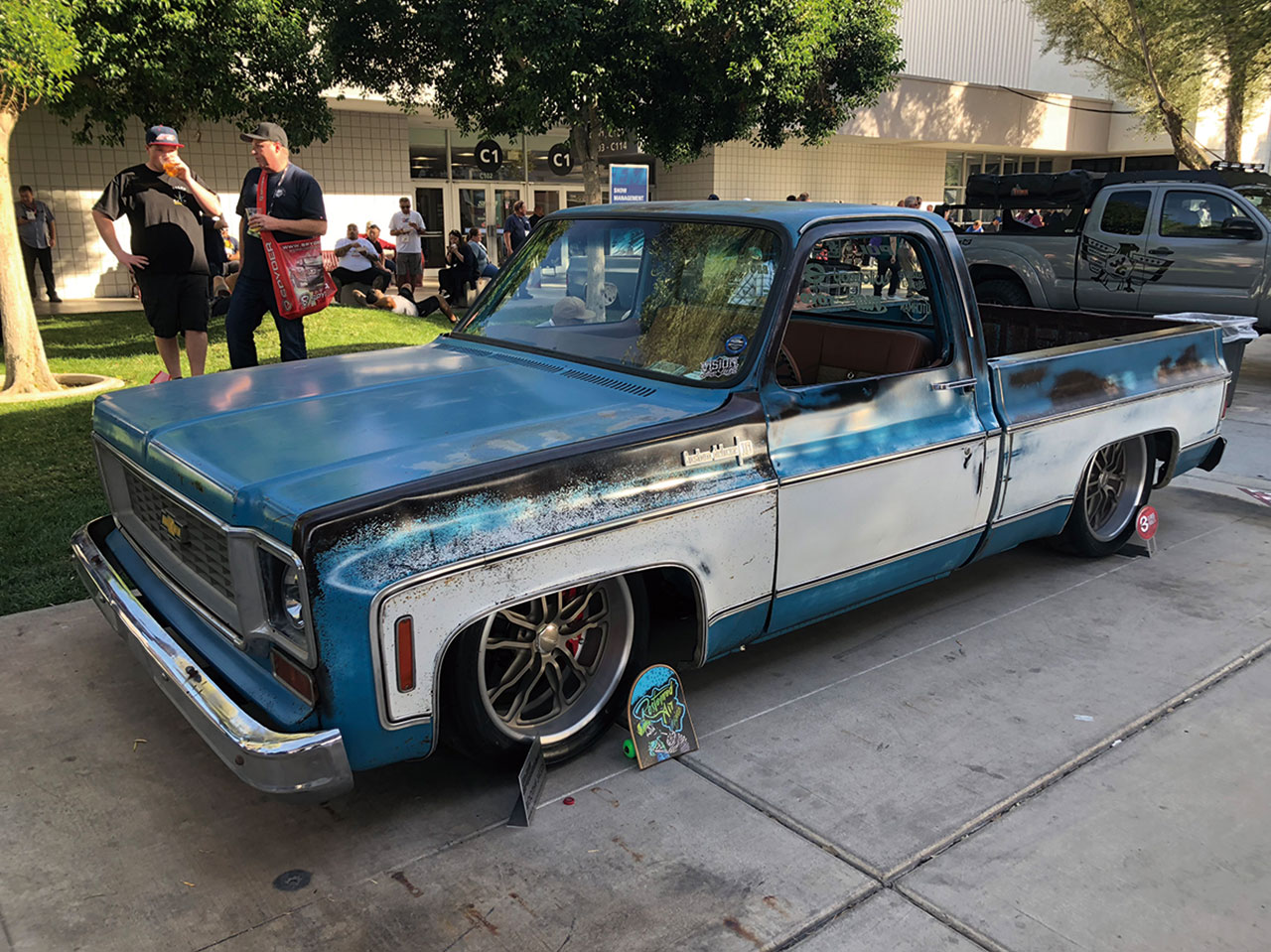 ロアードされたヴィンテージスタイルのChevy Custom Deluxe。ウェザリング加工されているが、最後にクリアを吹くトレンドスタイル。