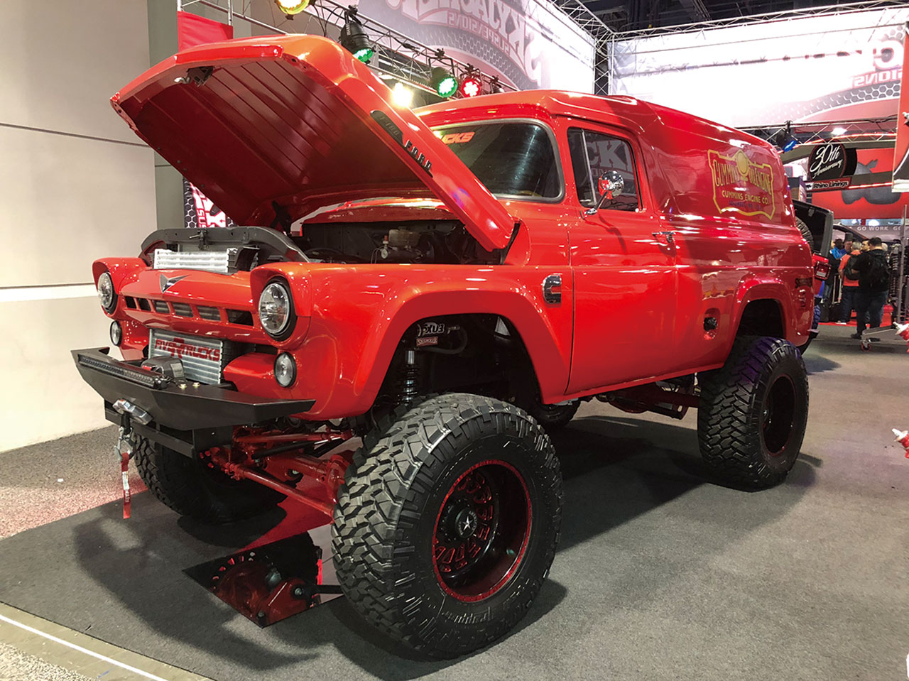 1957年式のフォードパネルトラックF100に5.9ℓターボディーゼルエンジンを搭載し、Skyjackerサスペンションを組み込んだ、ハイパフォーマンストラック。