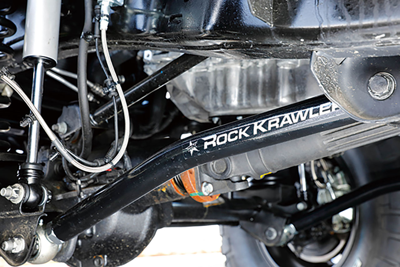 オン&オフロードを両立するノウハウが凝縮
ロッククロウラー製の3.5インチアップキットに換装したサスペンション。FOXショックも採用してオンロードでも安心して運転できる。コイルはトリプルレートとなっておりストロークを重視した性能。リアのロアアームはシナジー製にするなどノウハウが詰まっている。