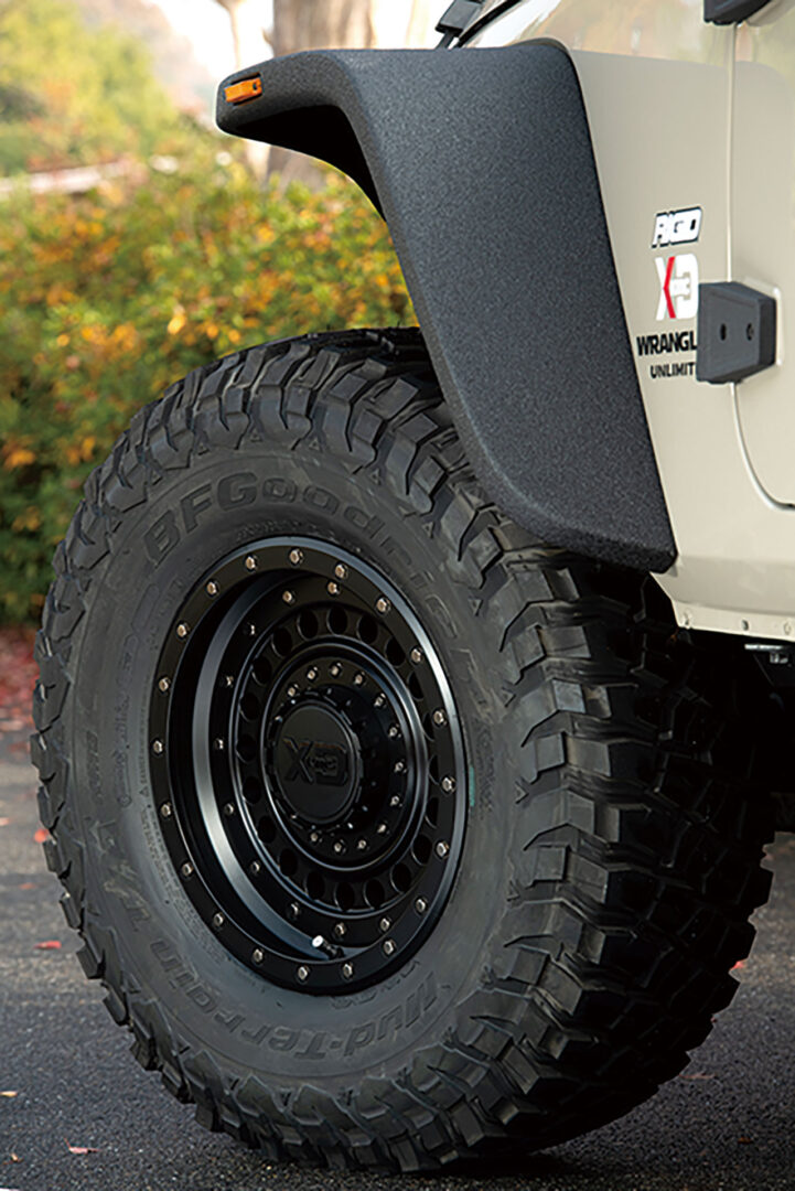 ブラックアウトされて精かんな表情を見せるホイールはXD135 Grenade OR 17×8.5。タイヤはBFGoodrich MT/KM3として、足元に迫力を付け加える。ドアサイドにはルーフへのアクセスを容易にするドアステップ(Smittybilt Atlas)を装備。