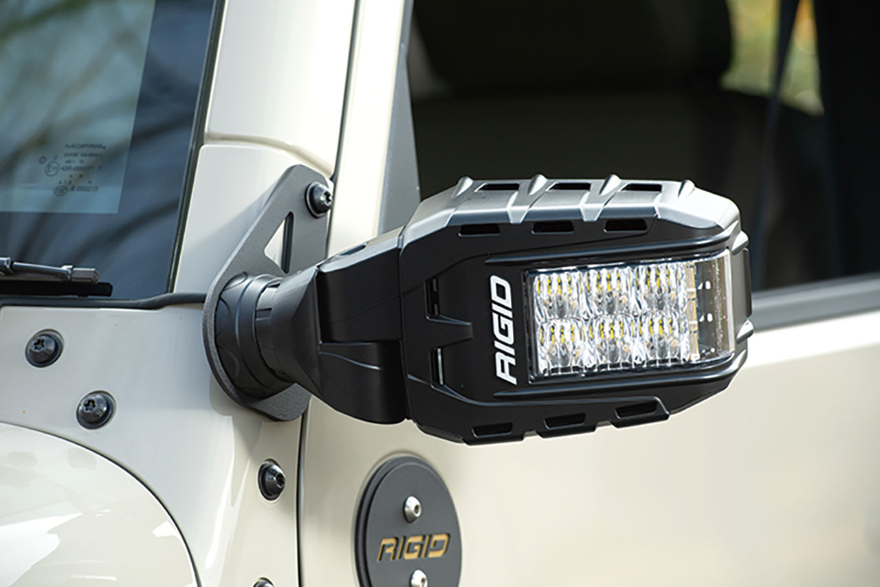 強力な光を放つミラーが、夜の闇を切り裂く
ミラーはRigid Industories Reflectsを採用。ミラーボディに高輝度LEDを仕込んでおり、あらゆる状況下で路面をしっかりと照らし出す。もちろん発光のパターンもコントロールすることができる。